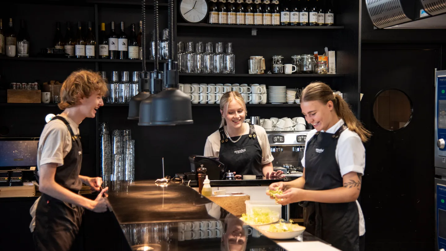 elin häggström med kollegor i baren