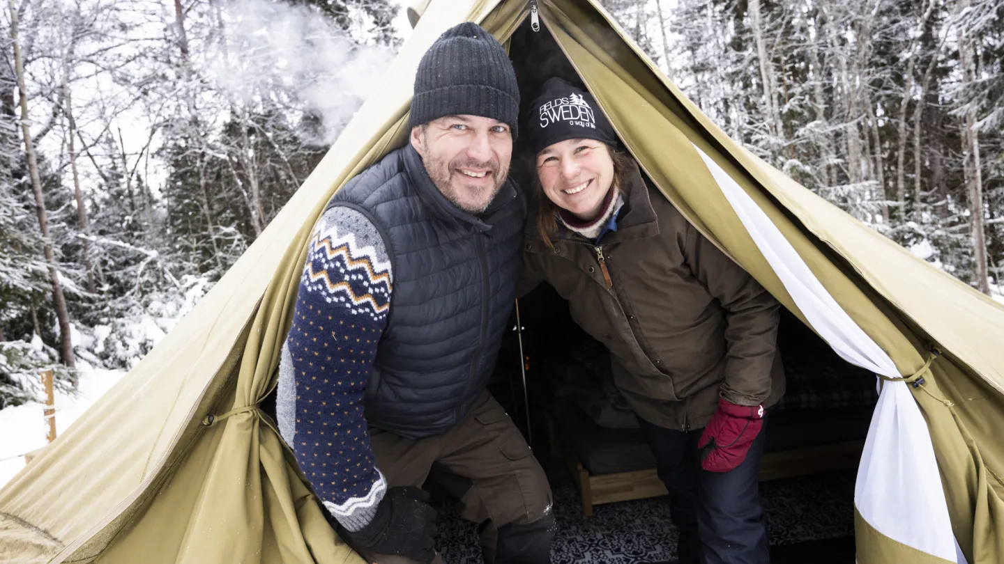 marco och nicole utanför tält