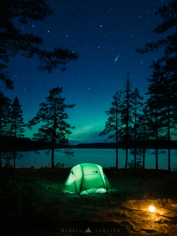 norrsken vid tält i bergsjön