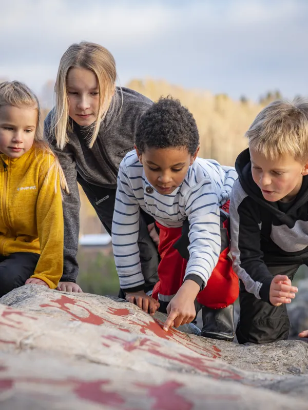 Barn vid hällristningar