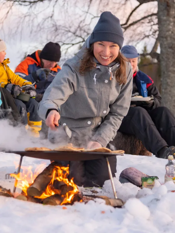 vinter matlagning öppen eld muurikka familj