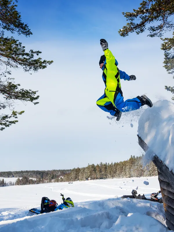 barn hoppar i snön