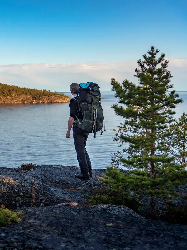 vandring på klippor med utsikt mot högbonden